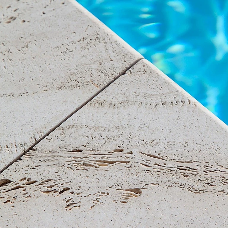 trawertyn a ph wody basenu.webp